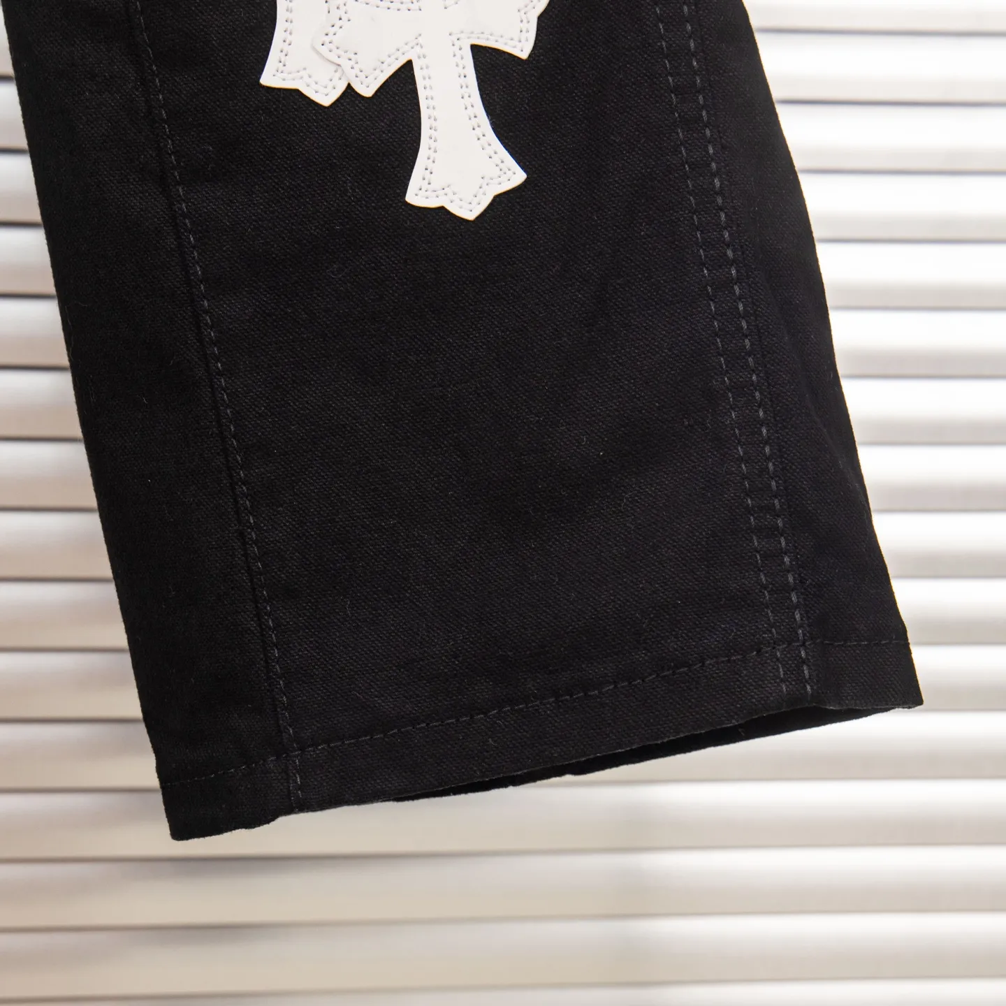 P260 Chrome Hearts co-branded Carhartt zipper leather jeans, priced at 16W+, patchwork cross pattern embellishment, high-waisted washed jeans! ! Absolutely high-end luxury products, 8W+ level god-level single products, super popular products, made with top heavy industry, a magic weapon that cannot be missed. About Kroxin This is an extremely luxurious fashion brand, which can also be called the nobles of the high street. It has always been an exclusive brand for some hipsters or the rich second generation. Compared with ordinary high streets, it is more luxurious and noble. Compared with luxury brands, it has a more fashionable personality and has always been a brand that I have a special liking for. Style number: 1772# Size: 28 30 32 34 36